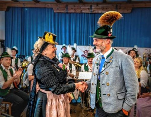 Vereinsvorsitzender Andreas Mayer dankte Bürgermeisterin Susanne Grandauer für die Übernahme der Schirmherrschaft. Fotos Nitzsche