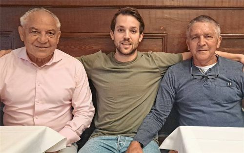 Vereint im Kampf gegen Leukämie: Die Fußball-Legenden Felix Magath (links) und Jupp Kapellmann (rechts) zusammen mit Luis Kapellmann. Foto Weiser