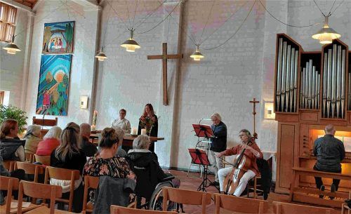 „Vergissmeinnicht“-Gottesdienst in der Emmauskirche: (von links) Pastoralreferentin Monika Langer, Pfarrerin Susanne Franke und die Musiker Joseph Wynants und Anne Thiers-Wynants sowie Karl-Heinz Vater an der Orgel. Foto kissel