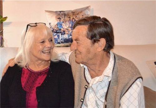 Verliebter Blick: Christa und Wolfgang Wimmer, der der letzte Horndrechsler in Bayern war.Foto eder