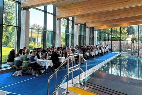 Viele Ehrengäste waren der Einladung der Gemeinde Inzell gefolgt und machten sich ein Bild vom neuen Inzeller Hallenbad.