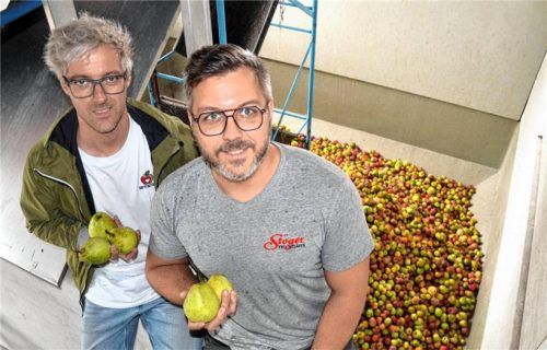Voll im Saft: Martin und Matthias Stöger vor dem Apfel-Lager, das Gartenbesitzer täglich voller werden lassen. Foto Eichstädter