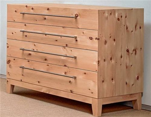 Vollendete Handwerkskunst: Zirbenkommode von Steiner.