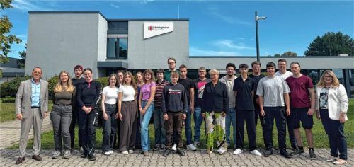 Von links: Jürgen Ruppel (Geschäftsführung), Heike Attenberger (Personalleitung) und Franziska Forster (Ausbildungsleitung) begrüßten die neuen Azubis in Ampfing.