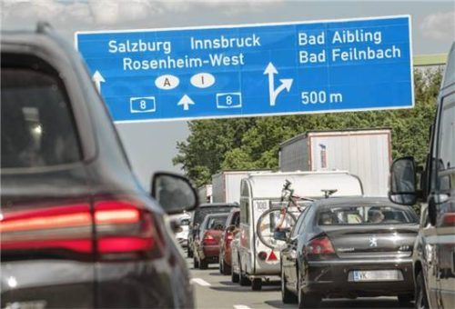 Vor allem während der Ferienzeiten kein Bild mit Seltenheitswert: Stau auf der A8 kurz vor der Anschlussstelle Bad Aibling. Foto IMAGO/Weber