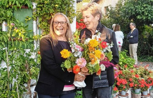 Vor dem Exter-Kunsthaus bedankte sich Zweite Bürgermeisterin Margarete Winnichner (links) bei Monika Kretzmer-Diepold für ihre 45 Jahre währende ehrenamtliche Arbeit. Fotos Giesen
