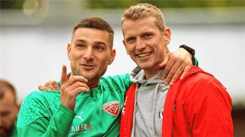 Vor dem Spiel lächelten beide Trainer noch: Buchbachs Aleks Petrovic (links) und Burghausens Lars Bender. Foto mb.presse – Butzhammer