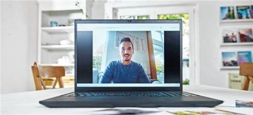 Vor einem Online-Bewerbungsgespräch sollte man Technik und Setting checken. So sind Fenster im Rücken wegen des Gegenlichts eher ungünstig. Foto DJD/compass private pflegeberatung