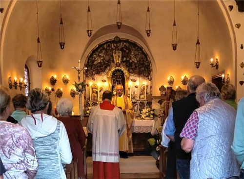 Vor zahlreichen Gläubigen zelebrierte Pfarrer im Ruhestand Martin Appel den Patroziniumsgottesdienst in der Schmidhamer Kapelle Mariä Geburt. Jedes Jahr wird am 8. September Marias Geburtstag gefeiert und damit das Patrozinium des kleinen Gotteshauses. Foto müller