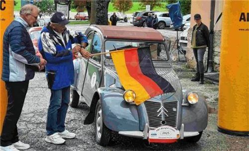 Vorsitzender Emil Mathe schickt das älteste Fahrzeug, den 2 CV, auf die Strecke. Fotos nowak
