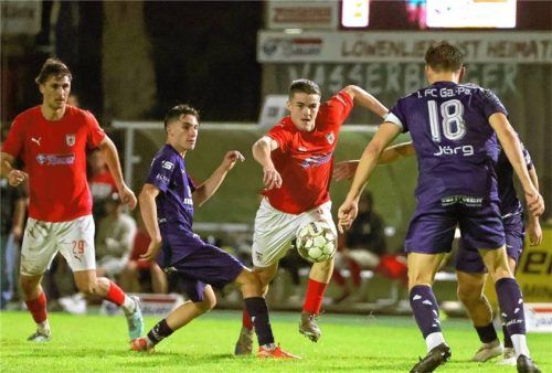 Wasserburgs Angreifer Thomas Voglmaier kämpft sich hier gleich gegen mehrere Gäste-spieler durch.Foto mb.presse – Butzhammer