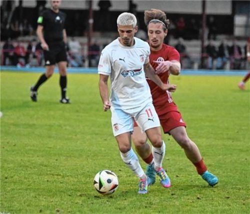 Wasserburgs Leon Simeth schirmt hier den Ball vor Rosenheims Leon Tutic ab.Foto Franz Ruprecht