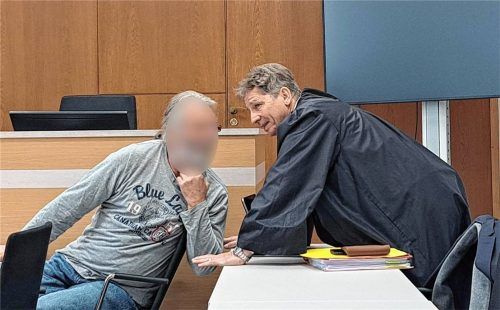 Wegen Volksverhetzung verurteilt: Bernd F., mit seinem Verteidiger Harald Baumgärtl. Foto Michael Weiser
