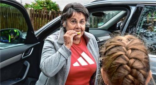 Weil diese Fahrerin etwas zu schnell unterwegs war, musste sie in eine Zitrone beißen.