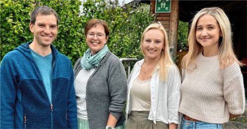 Wendelsteintheaterer beim Besuch des Pflegedienstes: (von links) Vorsitzender Stephan Sprinzing, Spielleiterin Andrea Zaggl, geschäftsführende Pflegedienstleitung Nathalie Winterling und Schriftführerin Theresa Kinzel.Foto re