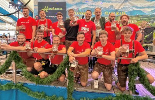 Wie es sich für Champions gehört, feierten die Handball-Herren auf der großen Zeltbühne mit über 1000 Volksfestbesuchern ihren Aufstieg in die Bezirksoberliga. Foto neuwirth
