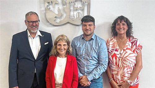 Wollen gemeinsam den Mobilfunk voranbringen: (von links) Landrat Andreas Danzer,Dr. Birgit Seeholzer (Geschäftsführerin Chiemgau GmbH), Christoph Huber (Kommunalbeauftragter Mobilfunk bei der Deutschen Telekom) und Kornelia Kirchermeier (Leiterin des Kreisverbandes BGL und TS von „Der Mittelstand BVMW“). Foto  Chiemgau GmbH