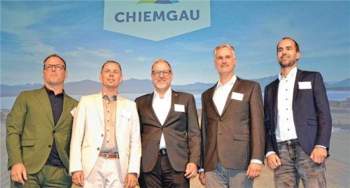 Wollen gemeinsame Sache machen: (von links) Markus Stuckmann (Geschäftsführer Inzeller Touristik GmbH), Franz Bauer (Geschäftsführer Chiemgau GmbH/Tourismus), Landrat Andreas Danzer, Dr. Gregor Matjan (Vorsitzender Ruhpolding KU) und Bernhard Truk (Leiter Tourismusbetriebe Siegsdorf). Foto xexe