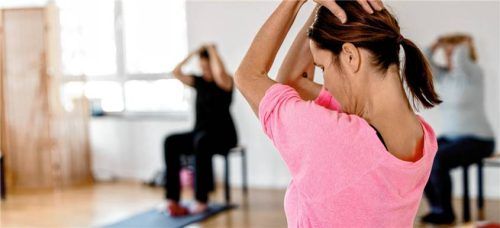 Yoga auf Stuhl ist ebenfalls im Angebot der VHS Chiemsee.Foto Loredana La Rocca