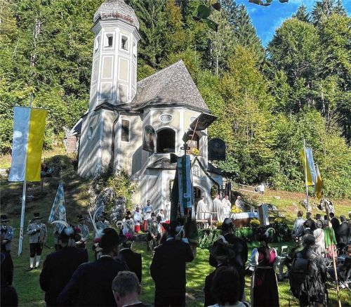 Zahlreiche Gläubige versammelten sich vor der malerischen Kulisse der Ölbergkapelle in Sachrang, wo Weihbischof Rupert Graf zu Stolberg den Gottesdienst leitete. Fotos Kirchner