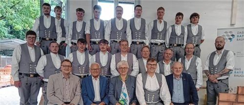 Zu den Gratulanten der jungen Gesellen zählten unter anderem (vorne, von links) Kreishandwerksmeister Rainer Dachsberger, Hubert Gschwendtner, stellvertretender Landrat von Altötting, Ilse Preisinger-Sontag, stellvertretende Landrätin von Mühldorf, Obermeister Peter Heiß und Jochen Englmeier, Leiter des Bildungszentrums, sowie (Mitte, von rechts) Lehrlingswart Alexander Heiß, Johann Kainzmaier vom Prüfungsausschuss, Walter Wimmer von der Handwerkskammer und Alfred Herden vom Prüfungsausschuss. Foto am