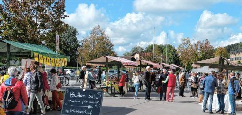Zum Kaufen, Ratschen und Flanieren lädt der Bruckmühler Michaeli-Markt ein.Foto baumann