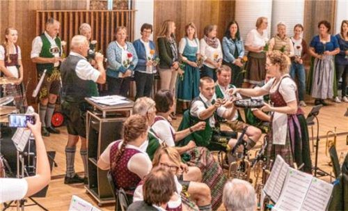 Zum Saisonabschluss gab es Rosen für die Partnerinnen und Partner der Musikanten der Musikkapelle Wössen – und für die Musikanten einen Schnaps. Foto flug