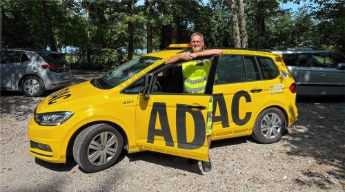 Zwar kein Ersatz für die Werkstatt, aber in seinem gelben Auto hat Benni Ott-Ketterl doch alles, was er für die Pannenhilfe braucht. Fotos Hannah Mayer