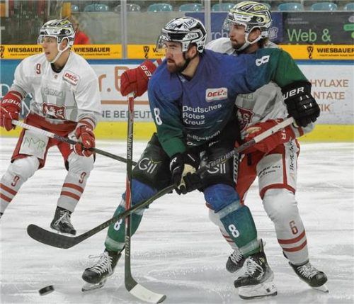 Zwei Neue, die helfen sollen: Bietigheims Jack Dugan (Mitte) und Nauheims Justin MacPherson (rechts).Foto Imago
