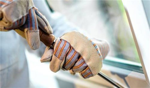 Zwei Unbekannte versuchten, sich Zugang zu einem Anwesen in der Hoppenbichlerstraße zu verschaffen. Foto dpa