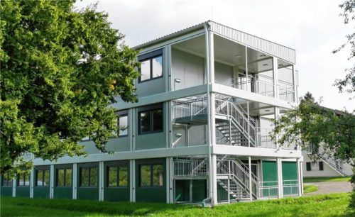 Zwei Wohncontainer wurden vom Landratsamt auf Gut Spreng errichtet. Bis heute gibt es dafür keine rechtskräftige Baugenehmigung. Trotzdem bringt die Behörde in den Schwarzbauten Asylbewerber unter. Foto  Huber