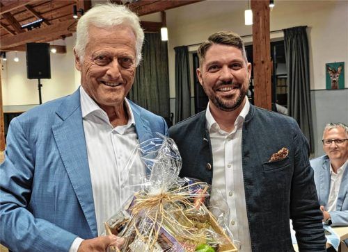Zwischen Besen für Berlin und minutenlangem Applaus: Bundestagsabgeordneter und CSU-Kreisvorsitzender Siegfried Walch (rechts) mit Bundesverkehrsminister a.D. Peter Ramsauer beim Sommerfest der CSU. Foto Wittenzellner