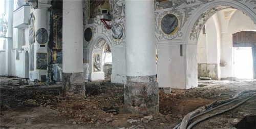2005 wurde die Grassauer Pfarrkirche mit massivem Aufwand restauriert. Die Kirche benötigte ein neues Fundament, um wieder auf sicheren Beinen zu stehen, wie das Foto eindrucksvoll zeigt. Fotos  EArchiv der