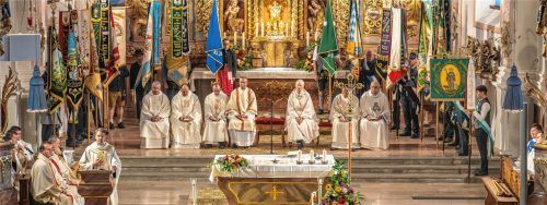 23 Priester aus Österreich, Frankreich und Rumänien sowie Franziskaner aus Grabenstätt, Chieming und Haar beim Festgottesdienst.Fotos Böck