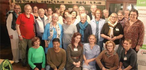 30 Gäste kamen: Die Leiterin der Integrationslotsenstelle, Christina Hille (zweite Reihe, Zweite von rechts), dankte mit einer Essens-Einladung im Sailer-Keller den ehrenamtlichen Integrations-Helfern für deren Engagement das ganze Jahr hindurch. Foto Zandl