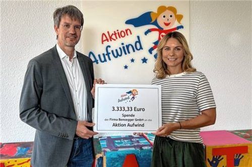 3333,33 Euro überreichte Andreas Bensegger, Inhaber der Firma Bensegger GmbH, an Alexa Dietz, geschäftsführendes Vorstandsmitglied der Sparkassenstiftungen Zukunft, um die Aktion Aufwind zu unterstützen.Foto re