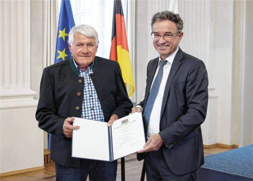 55 Arbeitsjahre für die Stiftung Ecksberg. Christian Schoppik (rechts), Ministerialdirektor im bayerischen Arbeitsministerium, nahm dies zum Anlass, um Josef Enzinger zu ehren. Foto Bayerisches Sozialministerium