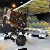 Jagdflugzeug zieht um