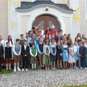 52 jungen Christen das Sakrament der Firmung erteilt