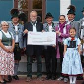 Autofreunde spenden an den Priener Trachtenverein