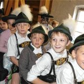 Gut besuchtes Kirchweihkranzl mit Kirtahutschn in Erlstätt