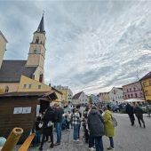 Strahlender Sonnenschein und sehenswerter Autocorso bei Mantelsonntag in Neumarkt-St. Veit