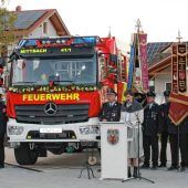 Nach der feierlichen Segnung ist das neue LF20-KatS bereit für die Feuerwehr Mittbach