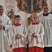 Zwei neue Ministranten in Reit im Winkl eingeführt