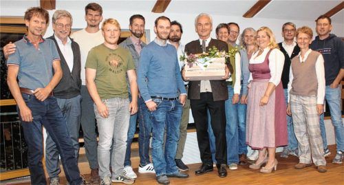 Abschied im Rathaus: Der gesamte Nußdorfer Gemeinderat verabschiedet Geschäftsleiter Ludwig Guggenberger nach 33 Jahren – ein Moment zwischen Dank und Wehmut: (von links) Markus Gruber (Parteifreie Nußdorfer), Alois Linder (Parteifreie Nußdorfer), Markus Kreidl (CSU/FWG), Sepp Maurer (CSU/FWG), Christian Niederthanner (CSU/FWG), Maximilian Maurer (Parteifreie Nußdorfer), Wolfgang Lagler (Parteifreie Nußdorfer), Ludwig Guggenberger, Barbara Schiedermair (Parteifreie Nußdorfer), Michael Laar (CSU/FWG), Agnes Jaud (Parteifreie Nußdorfer), Susanne Grandauer (CSU/FWG), Michaela Firmkäs (Parteifreie Nußdorfer), Helmut Brunner (CSU/FWG) und Hans-Peter Oberauer (CSU/FWG).Foto steffenhagen