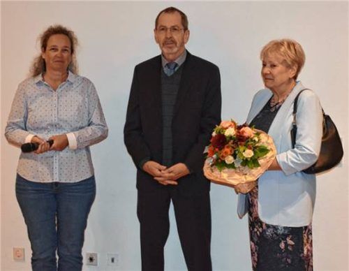 Abschied mit Blumen:  Pfarrgemeinderatsvorsitzende Martina Hofstetter (links) bedankte sich bei dem scheidenden Diakon Hans Eder und dessen Frau Margot. Foto  Donhauser