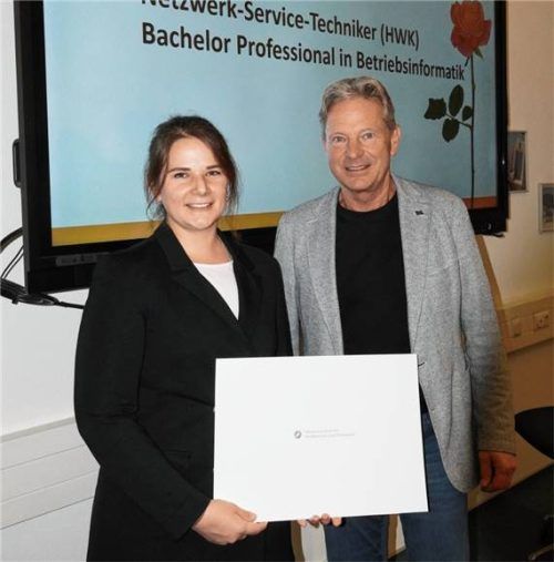 Abschluss der Kurse mit der Bestnote 1: Regina Mittermeier aus Grabenstätt ist Bachelor Professional in Betriebsinformatik (HWK) und hat die Kurse mit herausragenden Leistungen bestanden. Bildungsberater Edmund Halletz gratulierte. Foto Wittenzellner