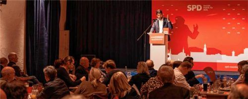 Abuzar Erdogan auf der Bühne bei der Wahlkampfauftaktversammlung.Foto SPD Rosenheim