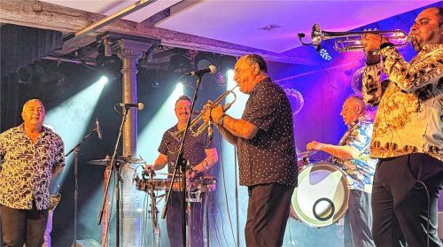 Ältere Herren, aber mit Lungen wie die Jungen: „Fanfare Ciocarlia“ spielte im Mühldorfer Haberkasten auf. Foto kreibich