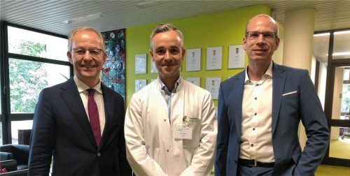 Ärztlicher Direktor Professor Dr. Peter Zwanzger (von links), Chefarzt Dr. Aljoscha Spork und Geschäftsführer Dr. Karsten Jens Adamski vom kbo-Inn-Salzach-Klinikum, wo auch Suchterkrankungen behandelt werden. Foto Duczek